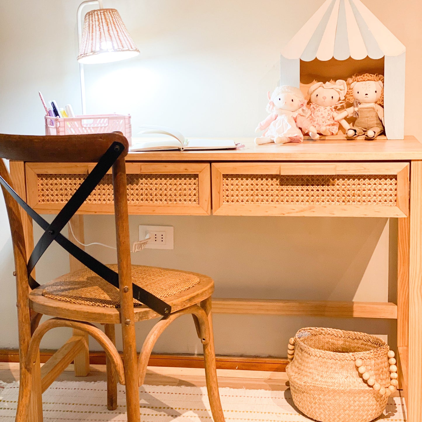 escritorio artesanal de madera estilo minimalista con cajones con fibras naturales