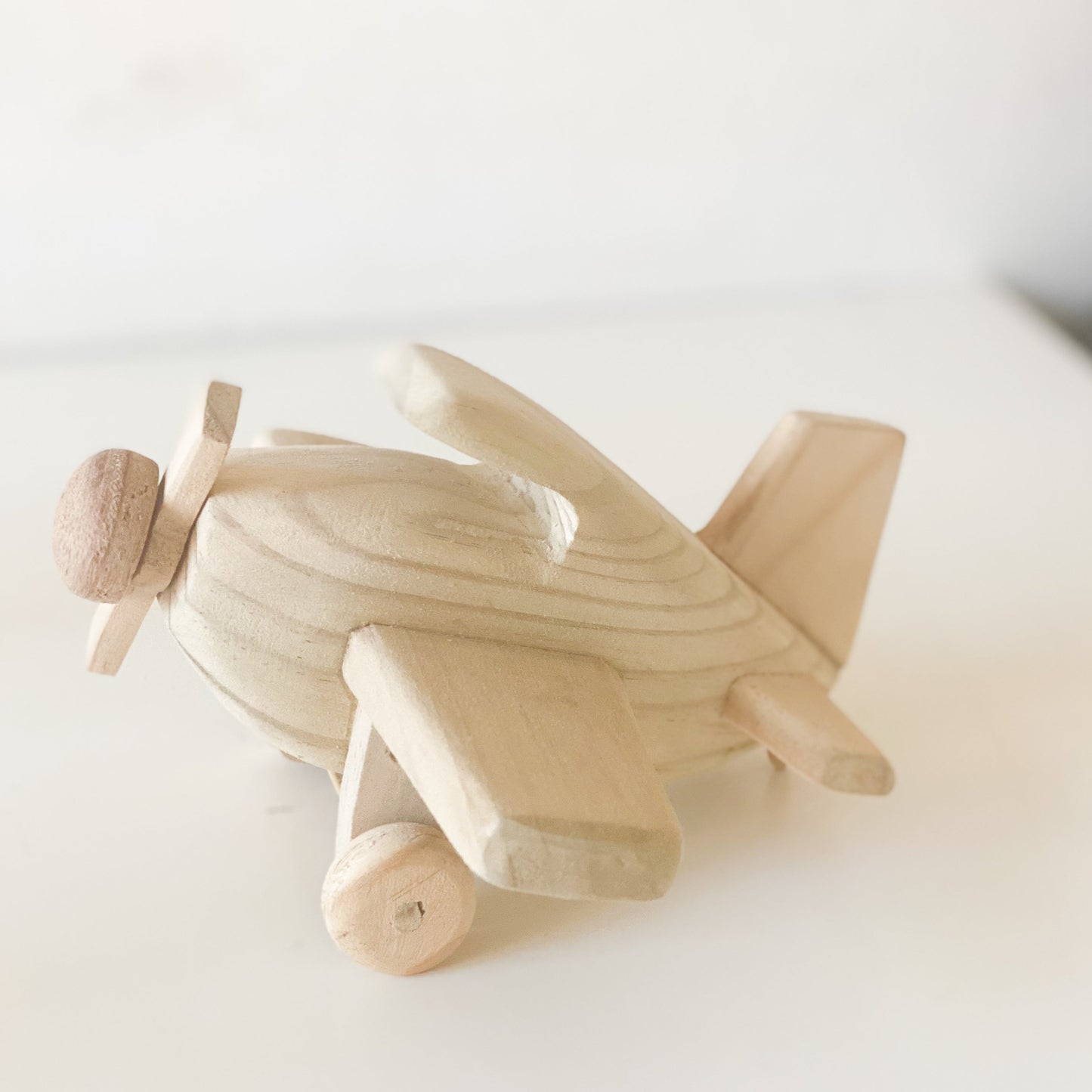 decoración en madera para pieza de niños. avión decorativo