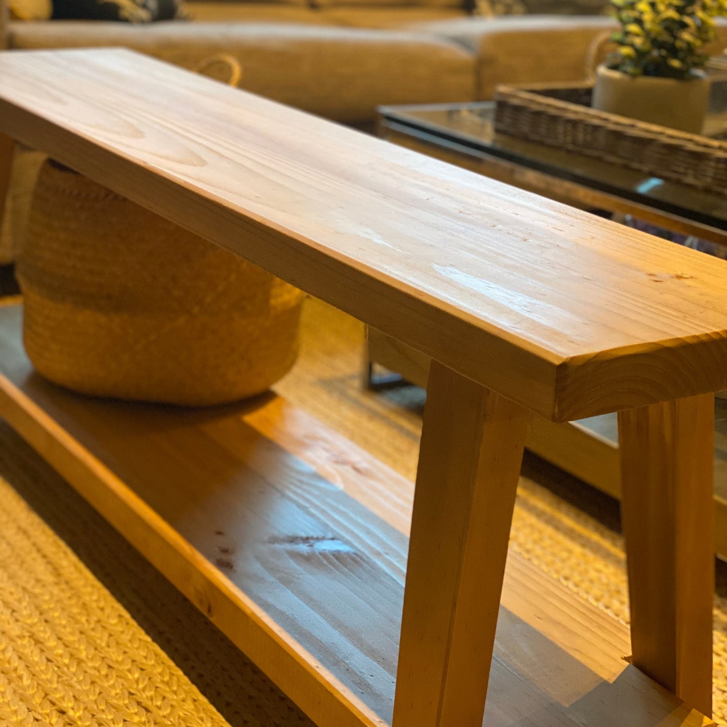 banquito de madera rústico hecho a mano en chile.