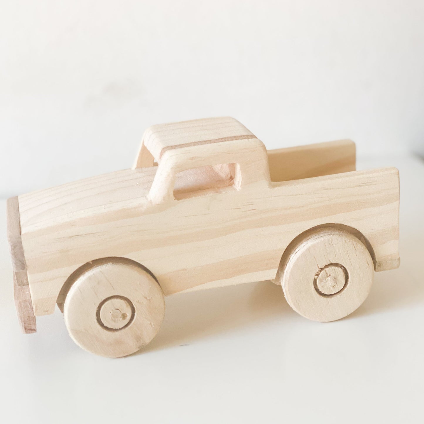 juguete de madera para jugar. camioneta de madera para decorar y jugar