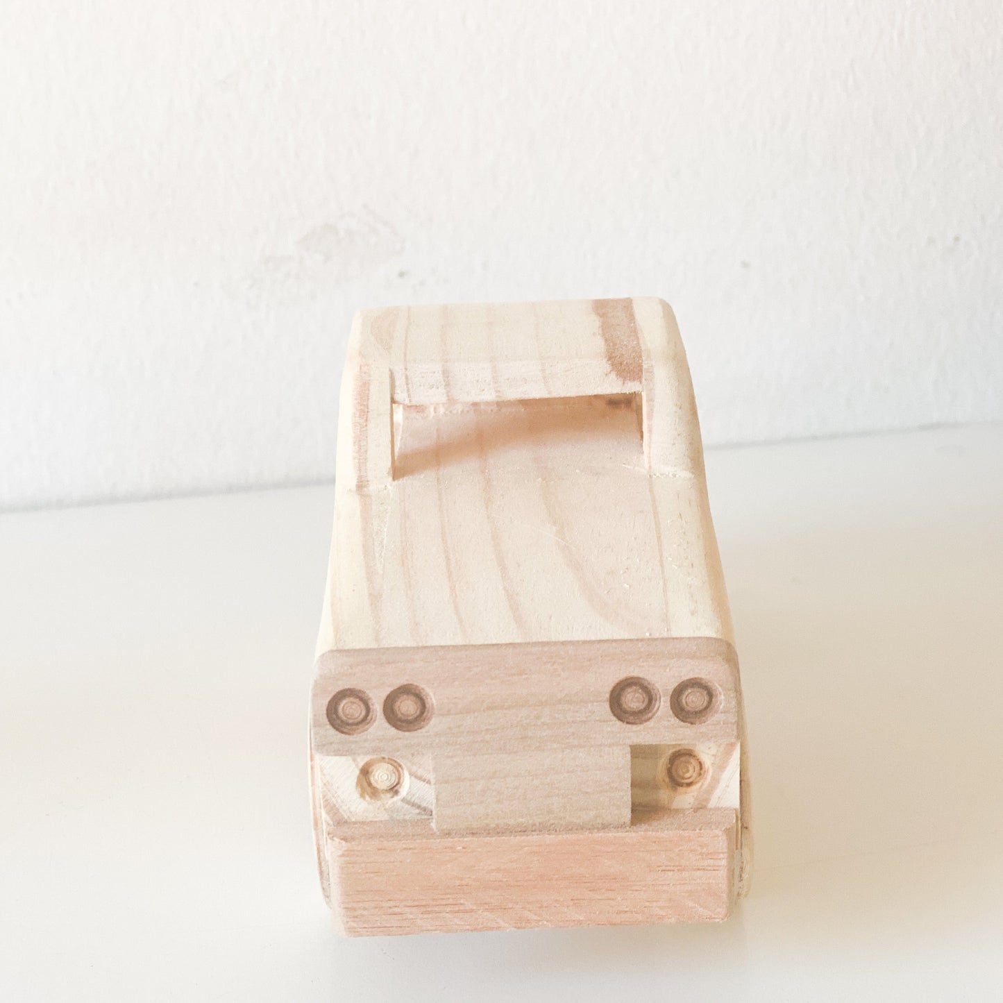 medio de transporte de madera para jugar y decorar la habitación de niños.