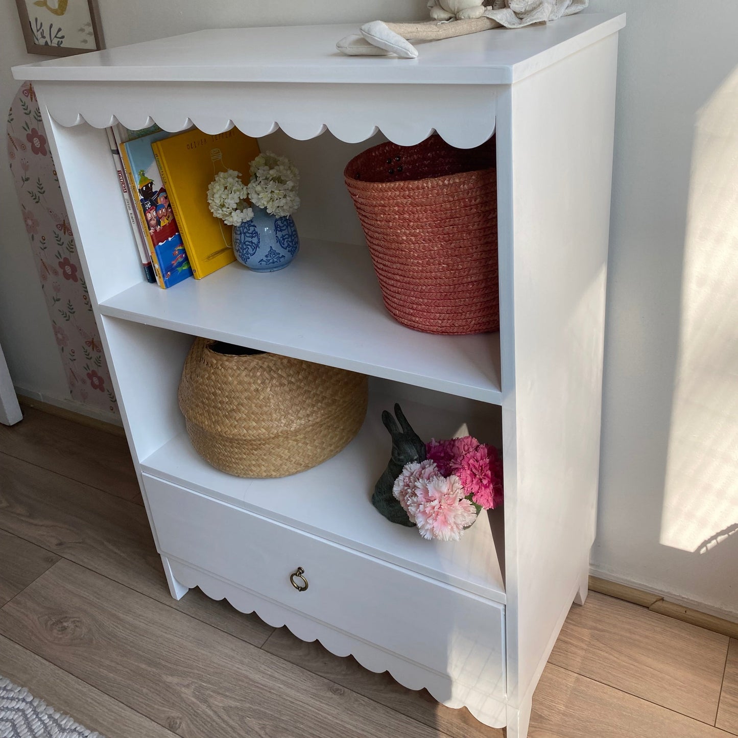 organizador de juguetes, libros y accesorios infantiles.