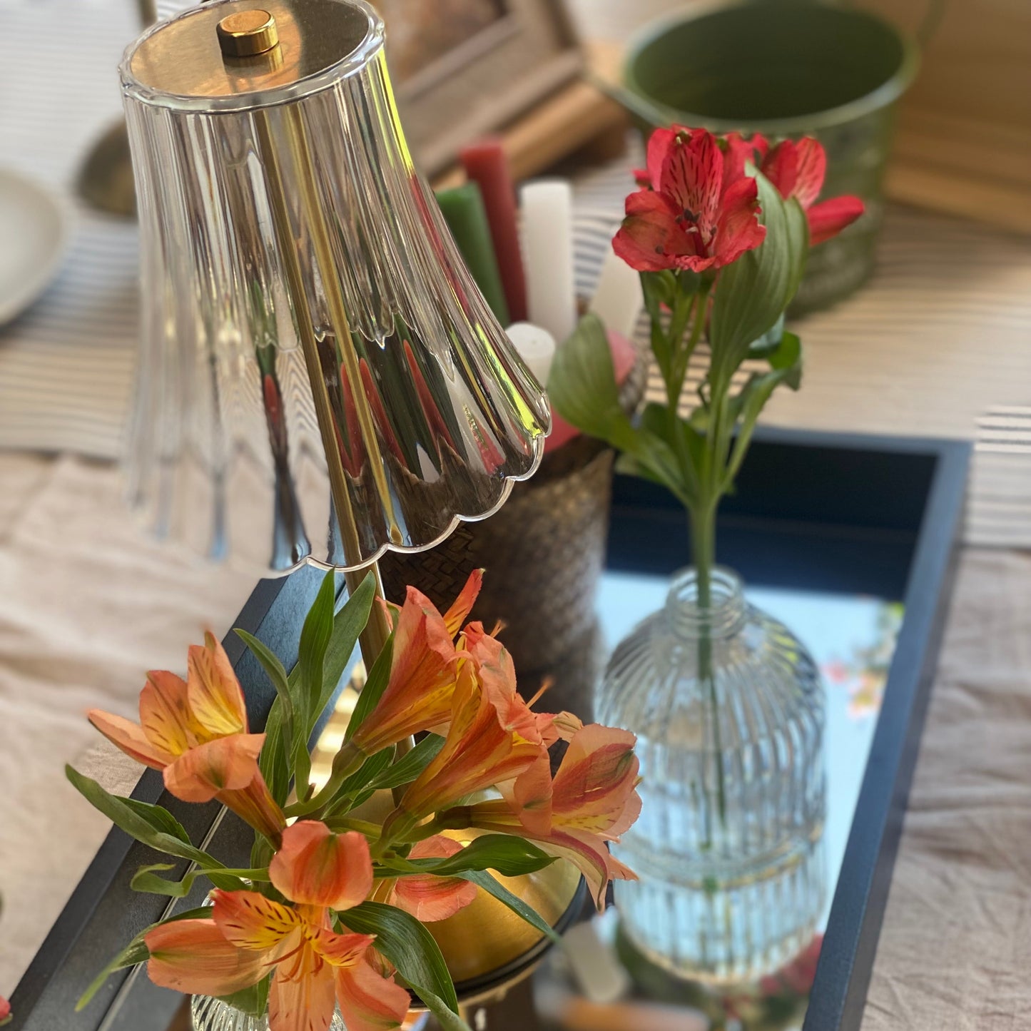 detalle de lampara led de vidrio dorada para mesa elegante de celebracion