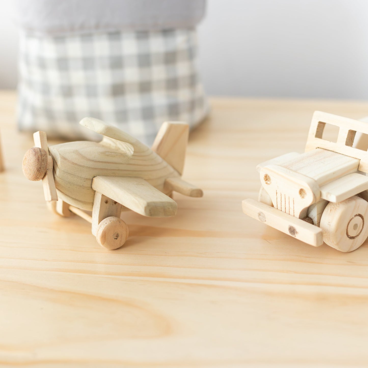 avión y jeep de madera artesanal para jugar y decorar.