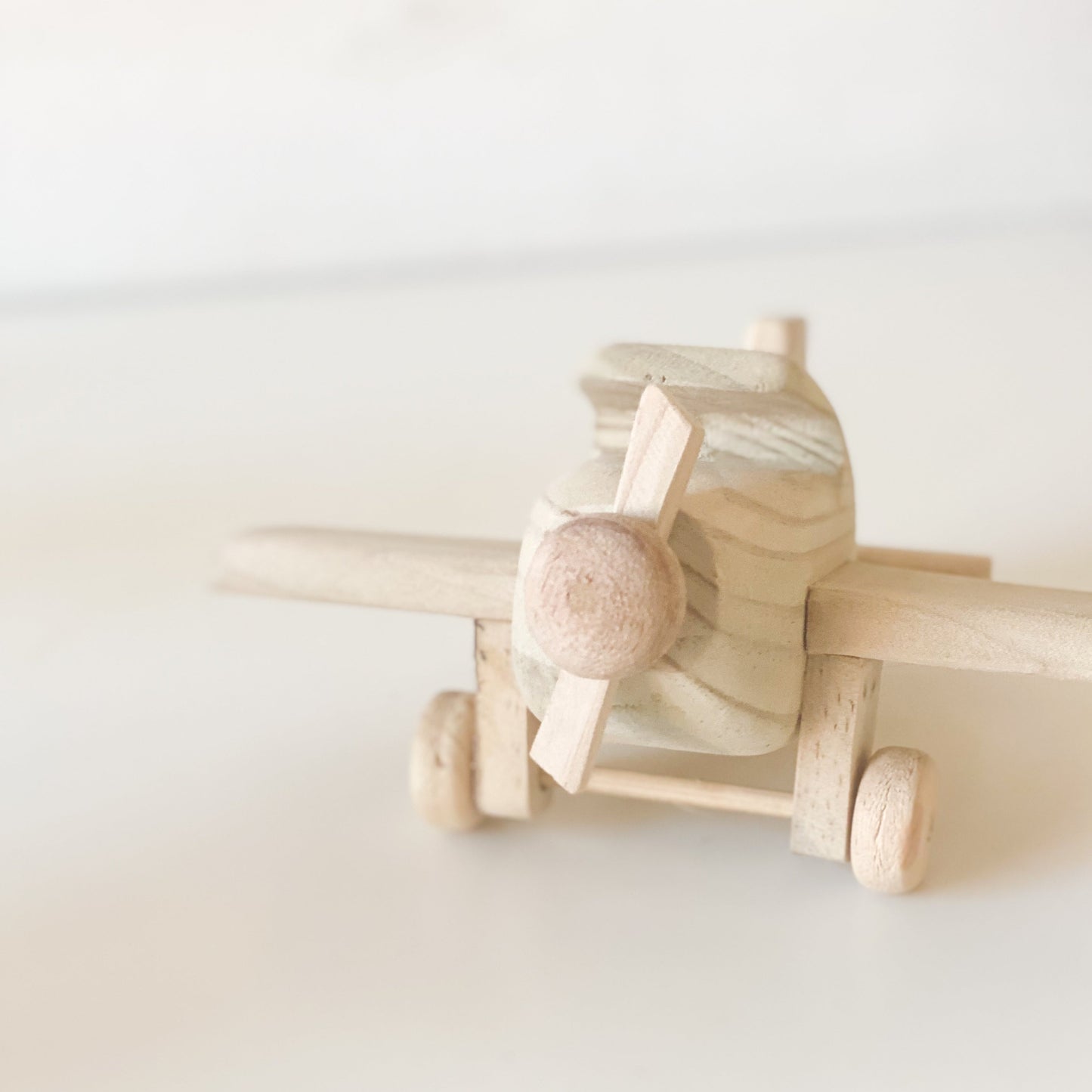 avión decorativo para habitación infantil