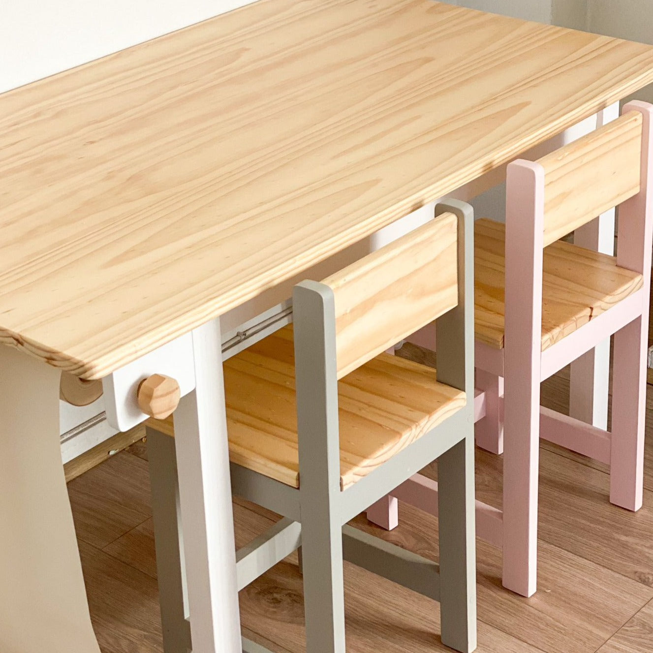 mesa grande para niños con porta rollo de papel