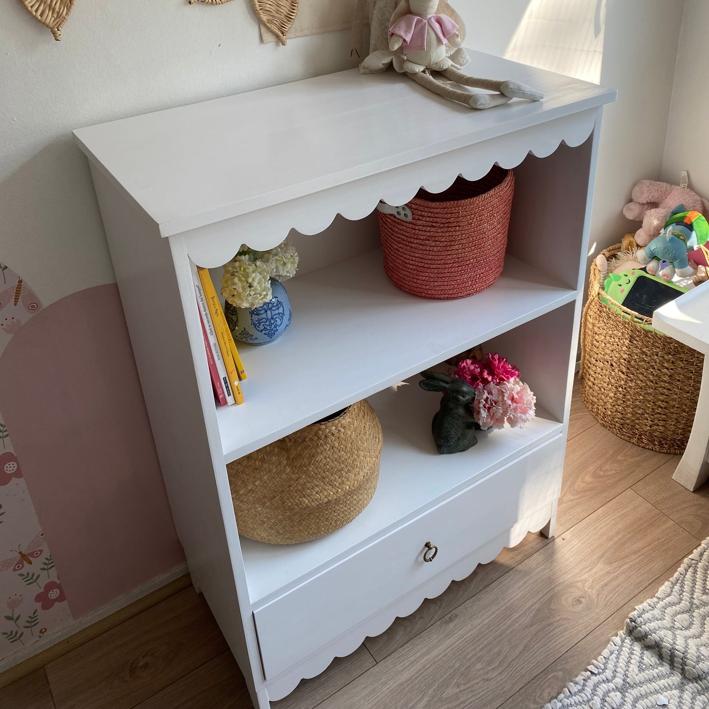 mueble organizador de juguetes de madera pintado en blanco.