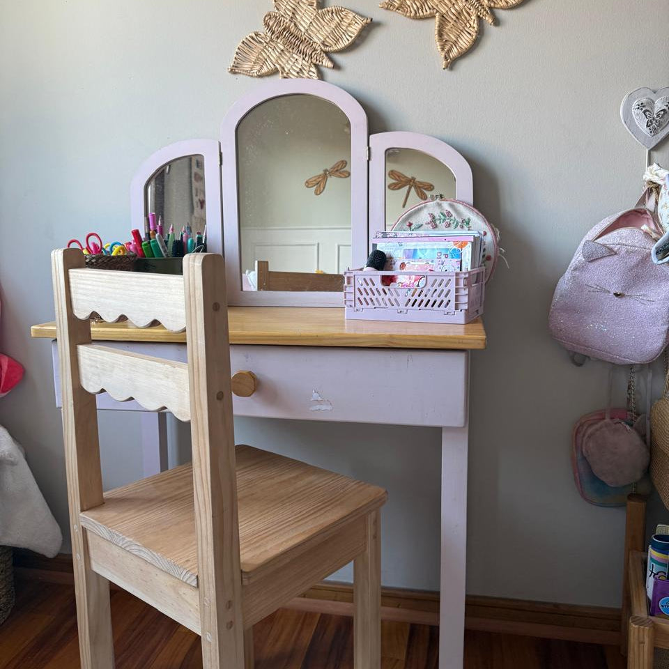 Silla de madera de pino con detalle de curvas