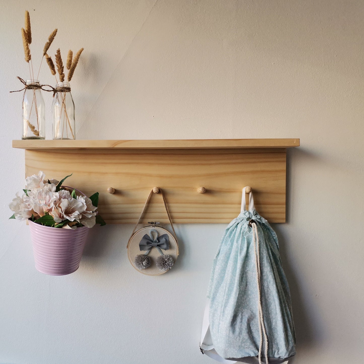 repisas de madera infantil para colgar y poner decoración en el estante