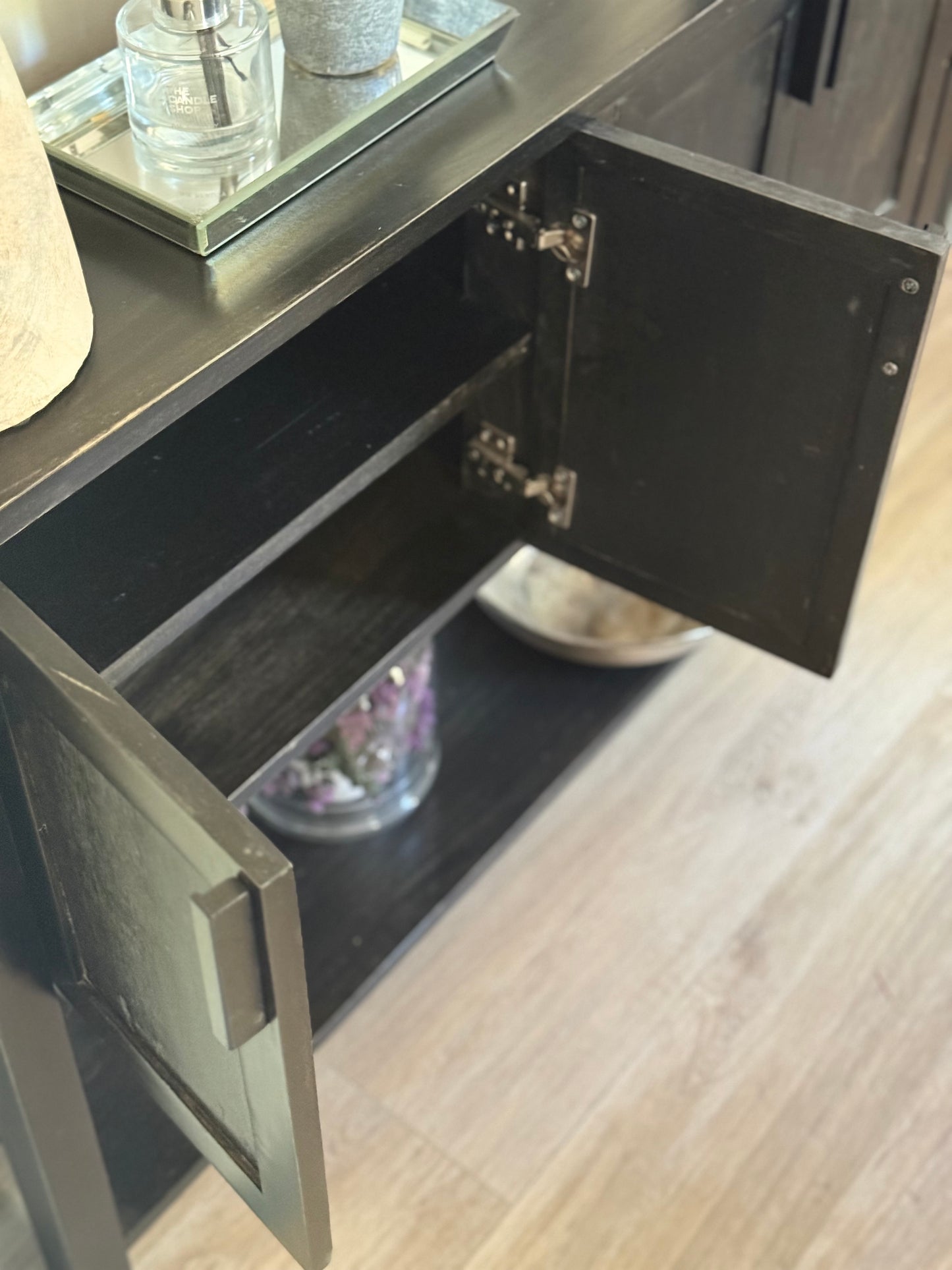 arrimo de entrada de madera negro estilo minimalista para recibidor 