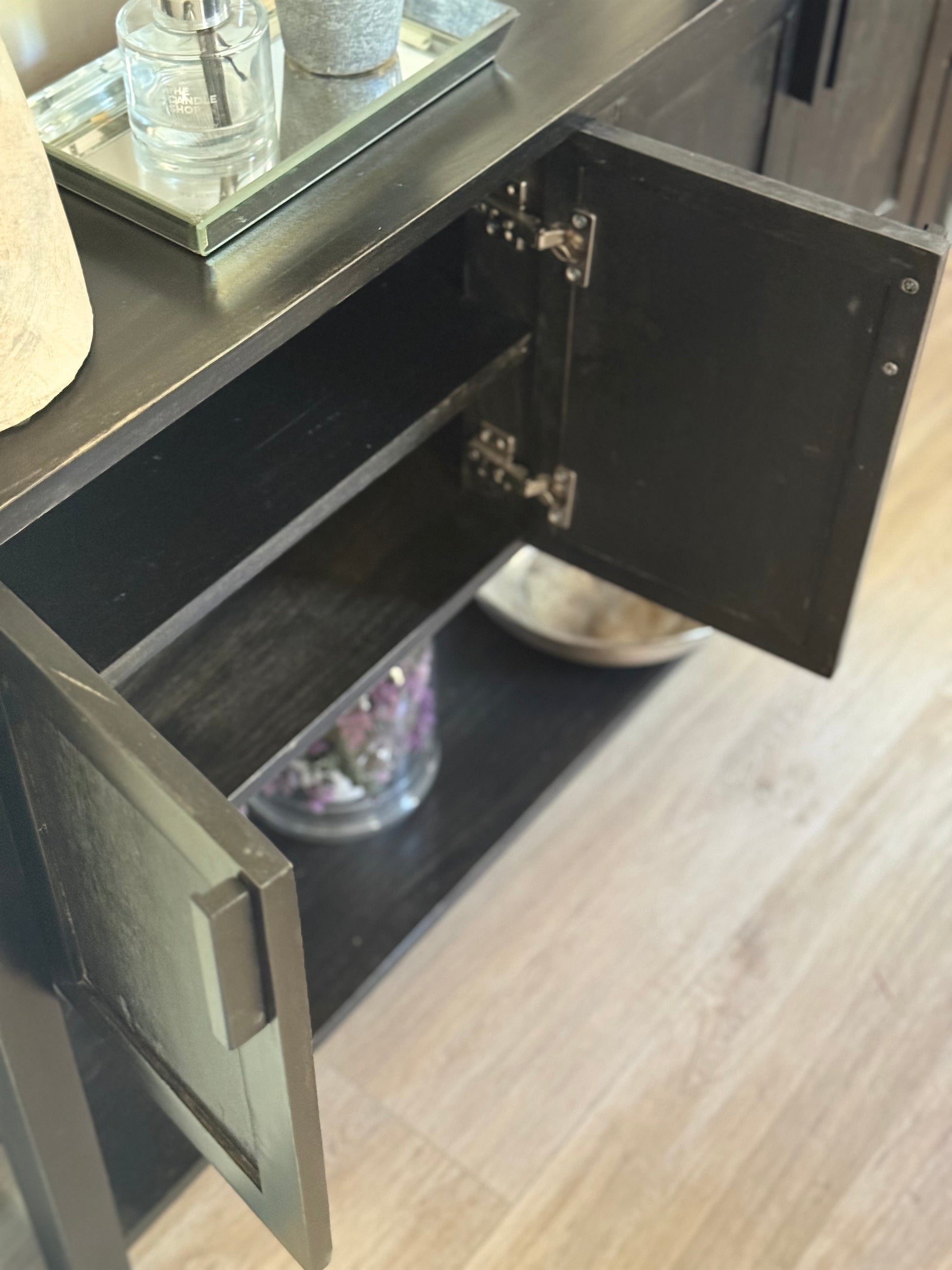 arrimo de entrada de madera negro estilo minimalista para recibidor 