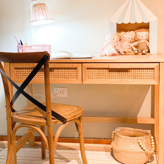 escritorio artesanal de madera estilo minimalista con cajones  con fibras naturales 