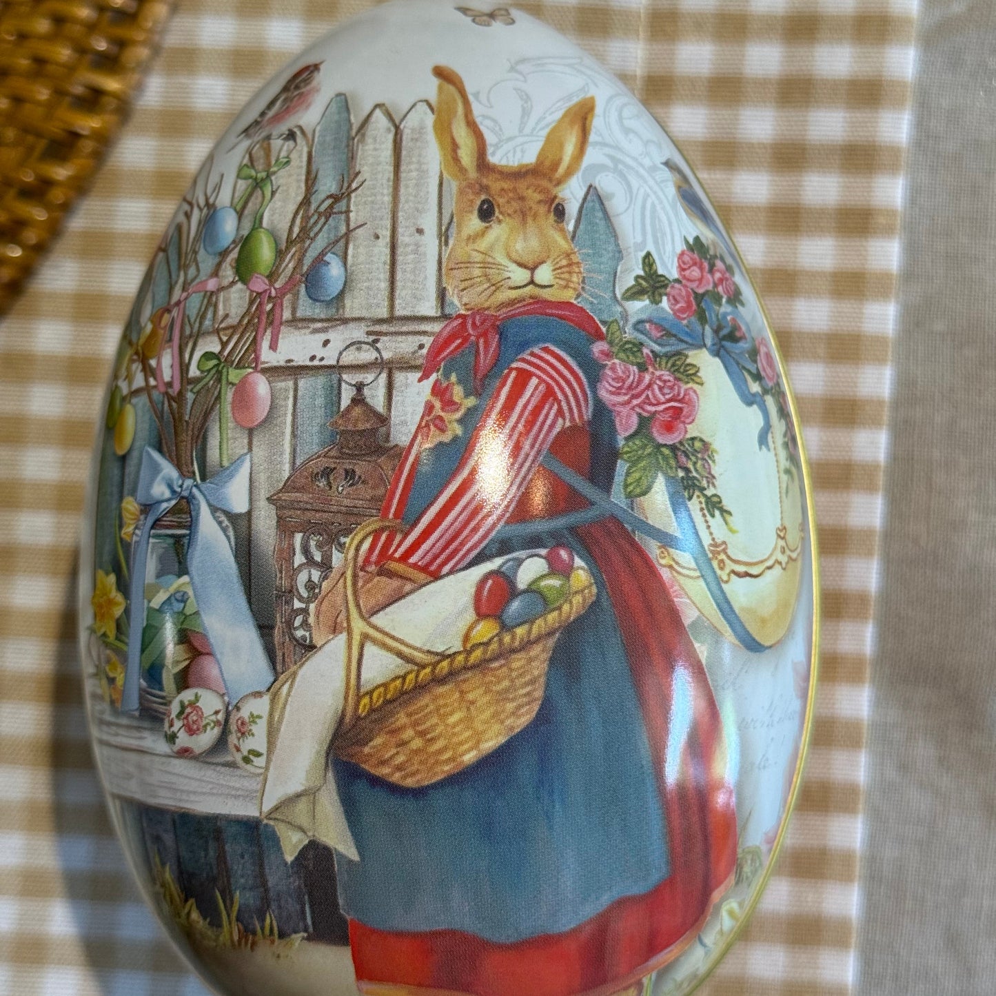 huevo metalico ilustrado para guardar huevos de pascua 