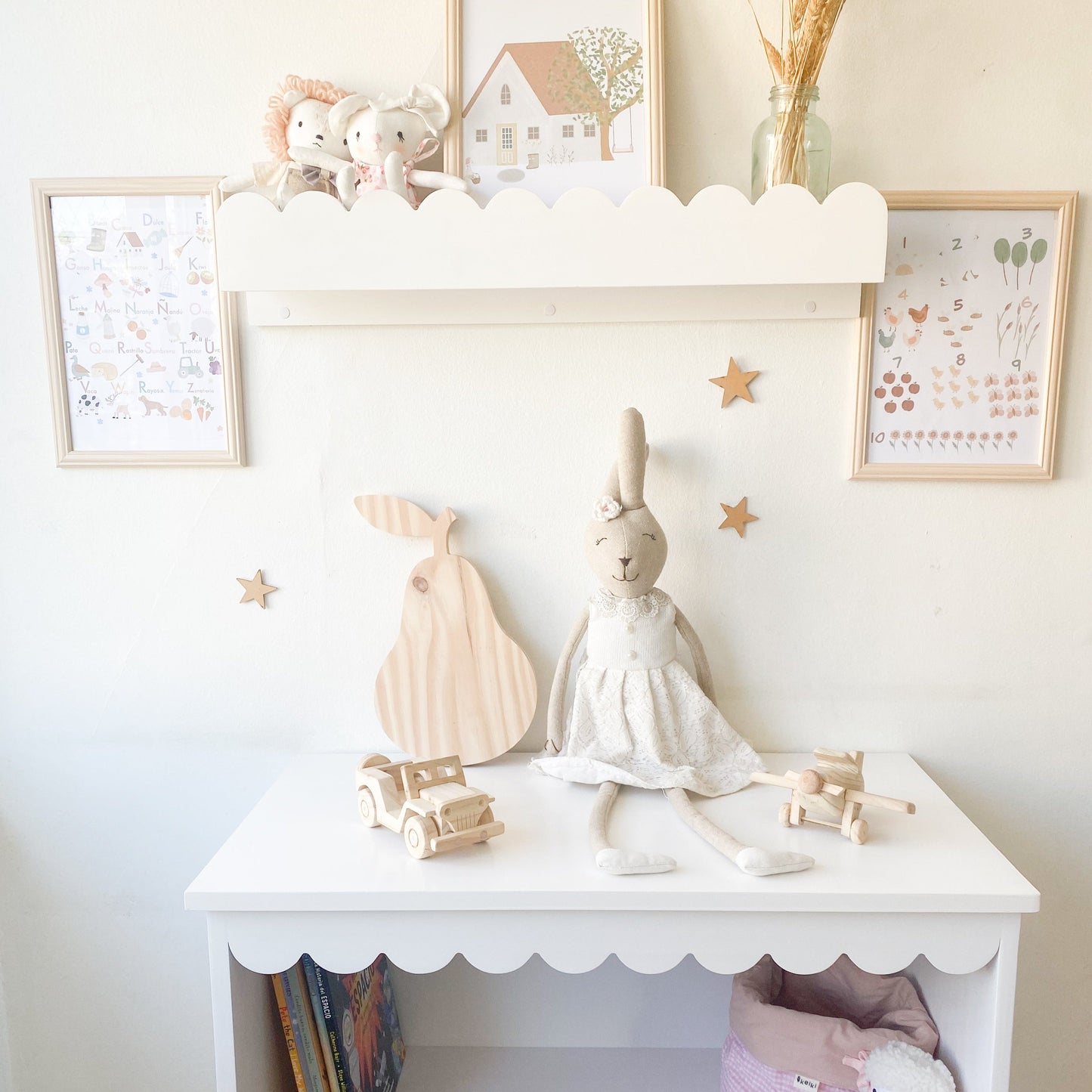 repisa infantil de madera con curvas 