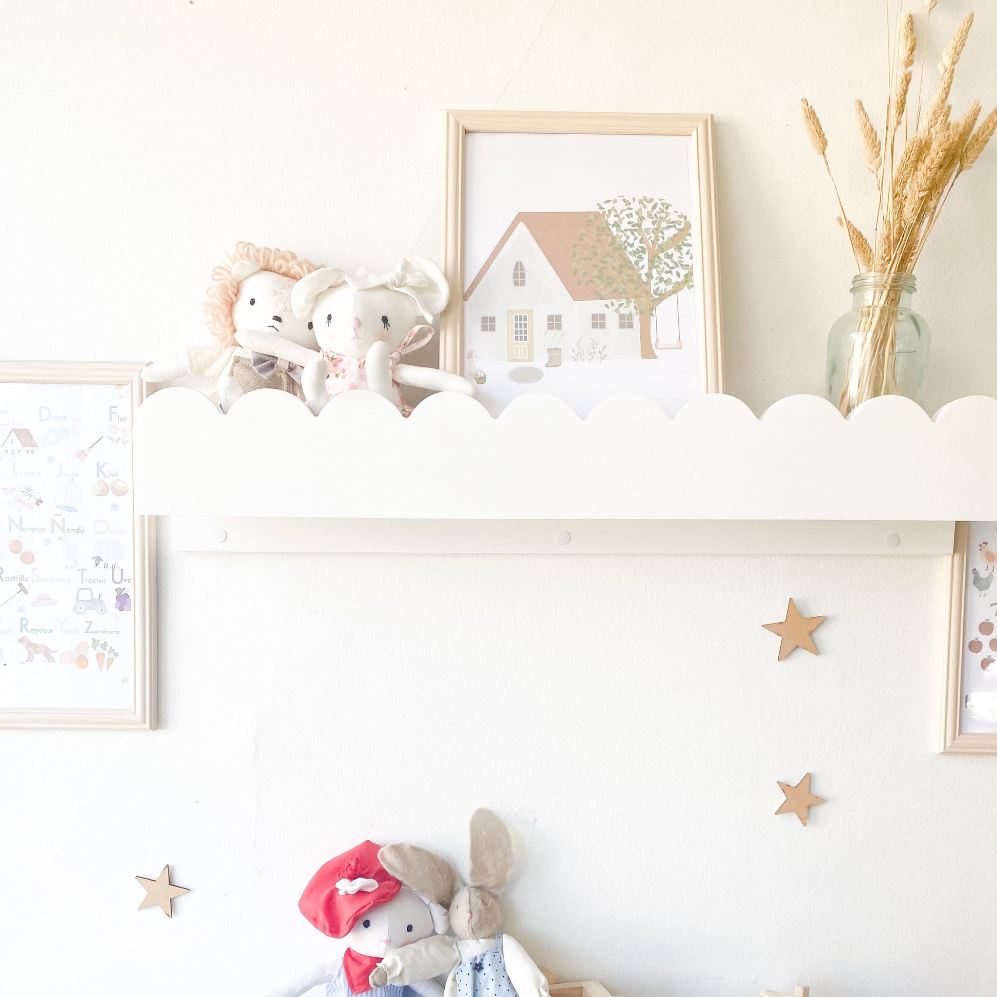repisa de madera para decoración en habitación infantil