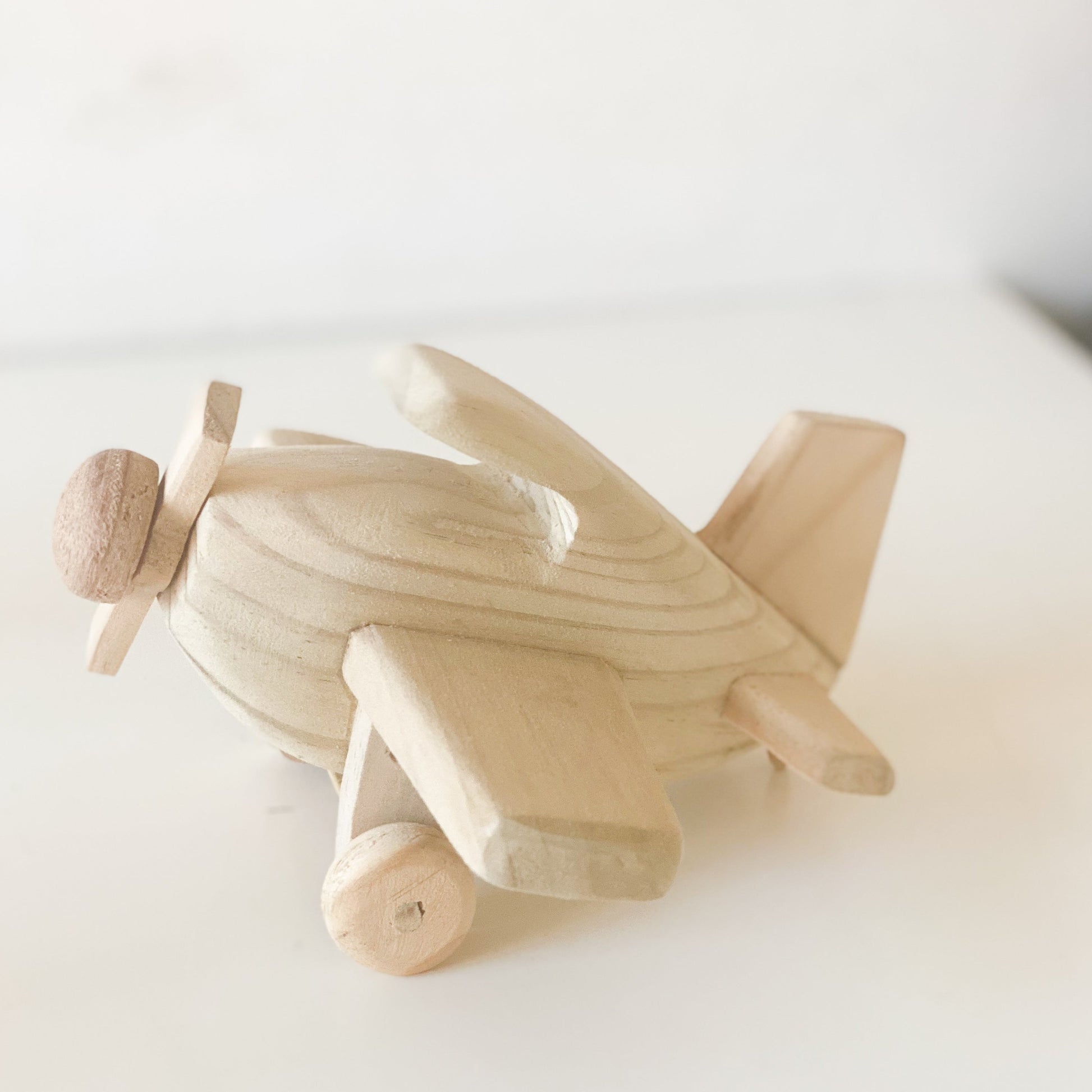 decoración en madera para pieza de niños. avión decorativo