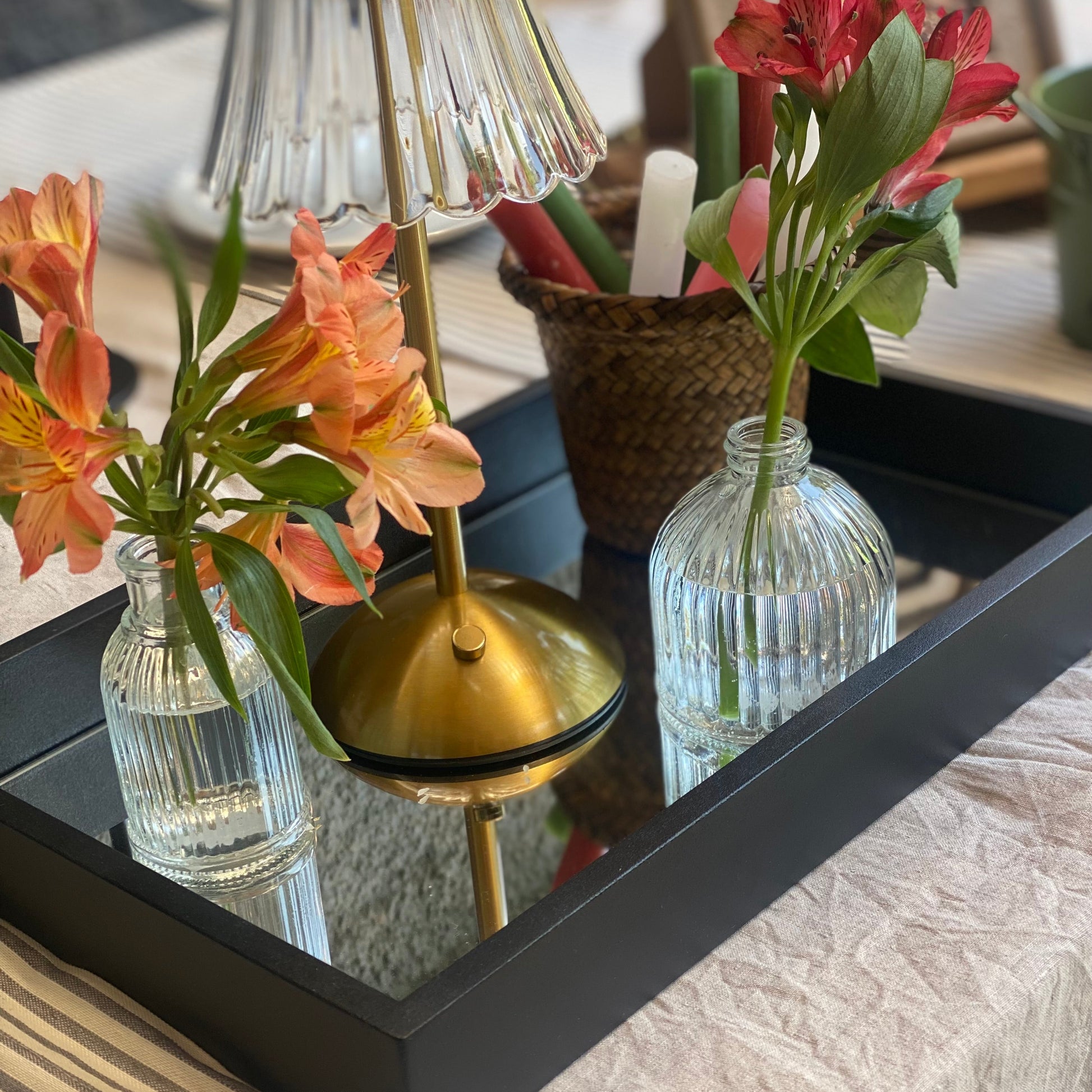 detalle de bandeja espejada para decorar mesas para celebracion 