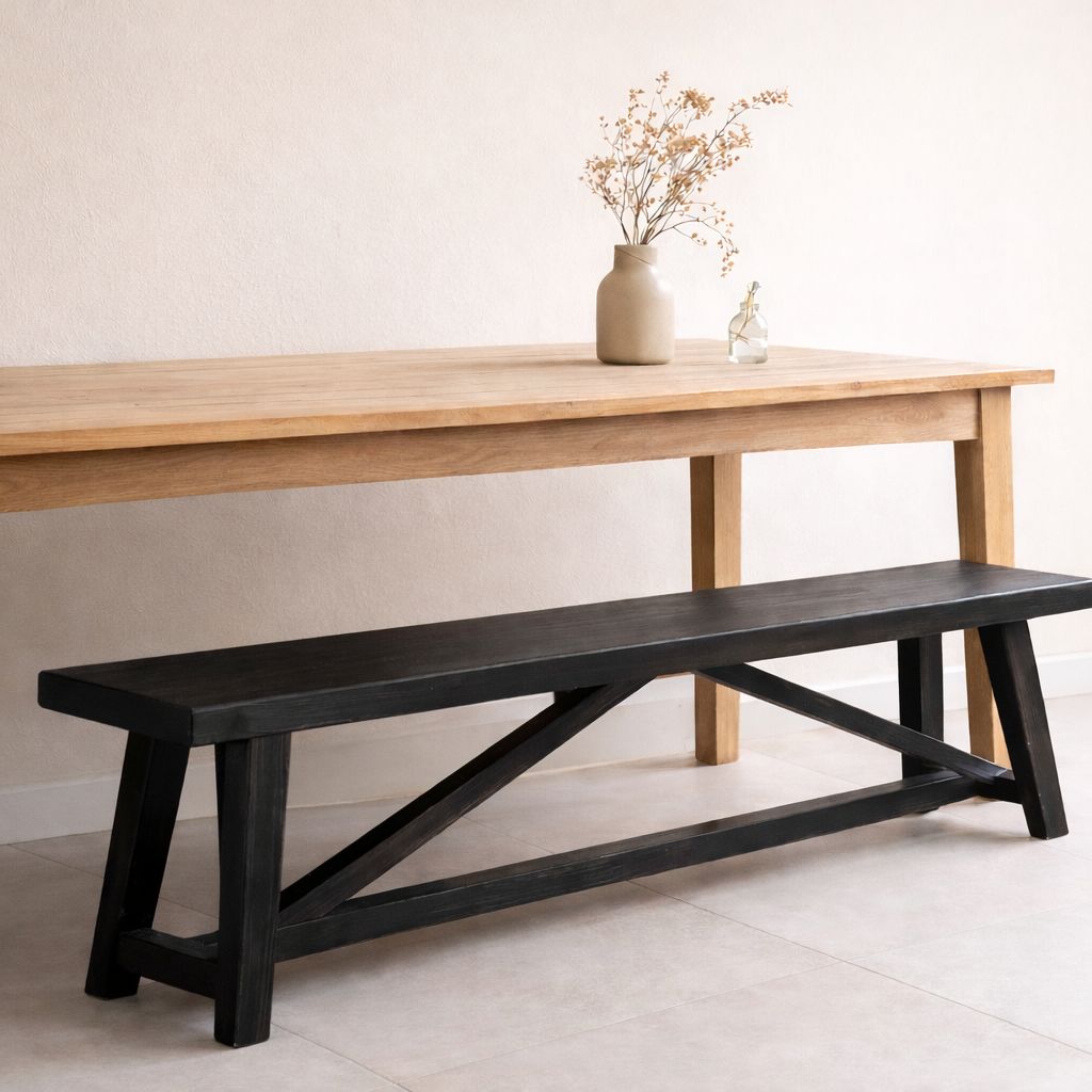 banqueta de madera teñida negra