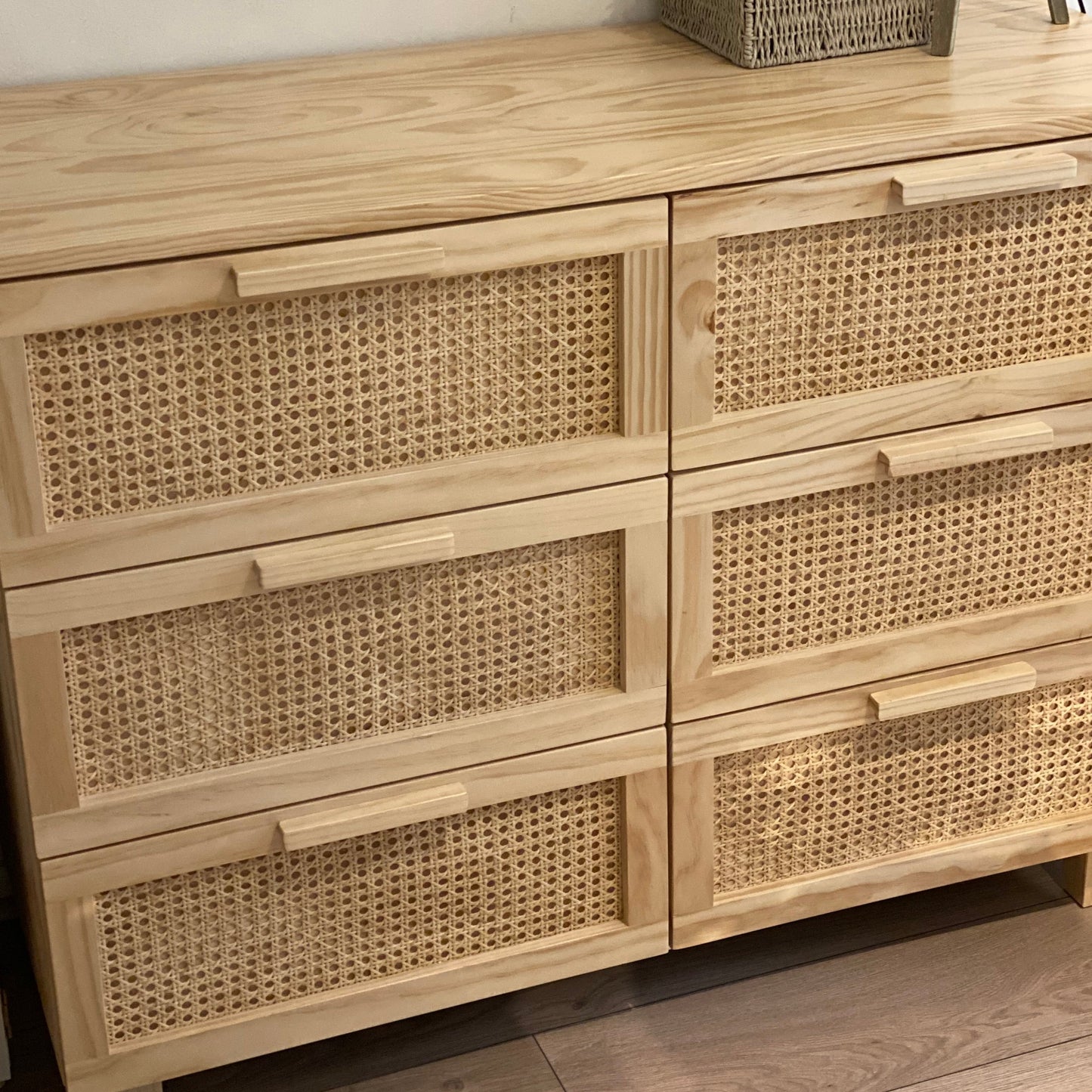 cómoda de madera natural más cajones de junco 