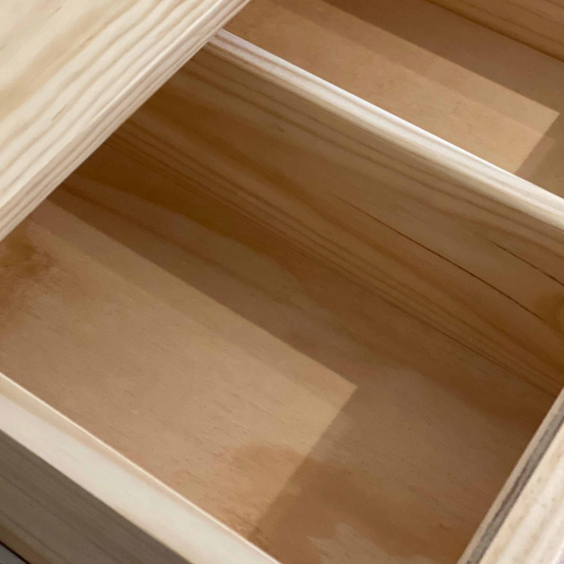 los espacio superiores divididos en dos para mayor comodidad en cómoda de madera
