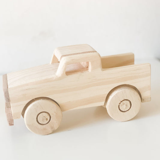 juguete de madera para jugar. camioneta de madera para decorar y jugar