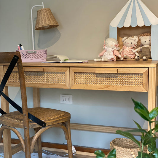 escritorio de madera con cajones con fibras naturales con junco 