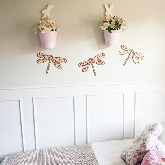 piezas de madera para decorar tus murallas en forma de libélulas. 