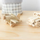 avión y jeep de madera artesanal para jugar y decorar. 