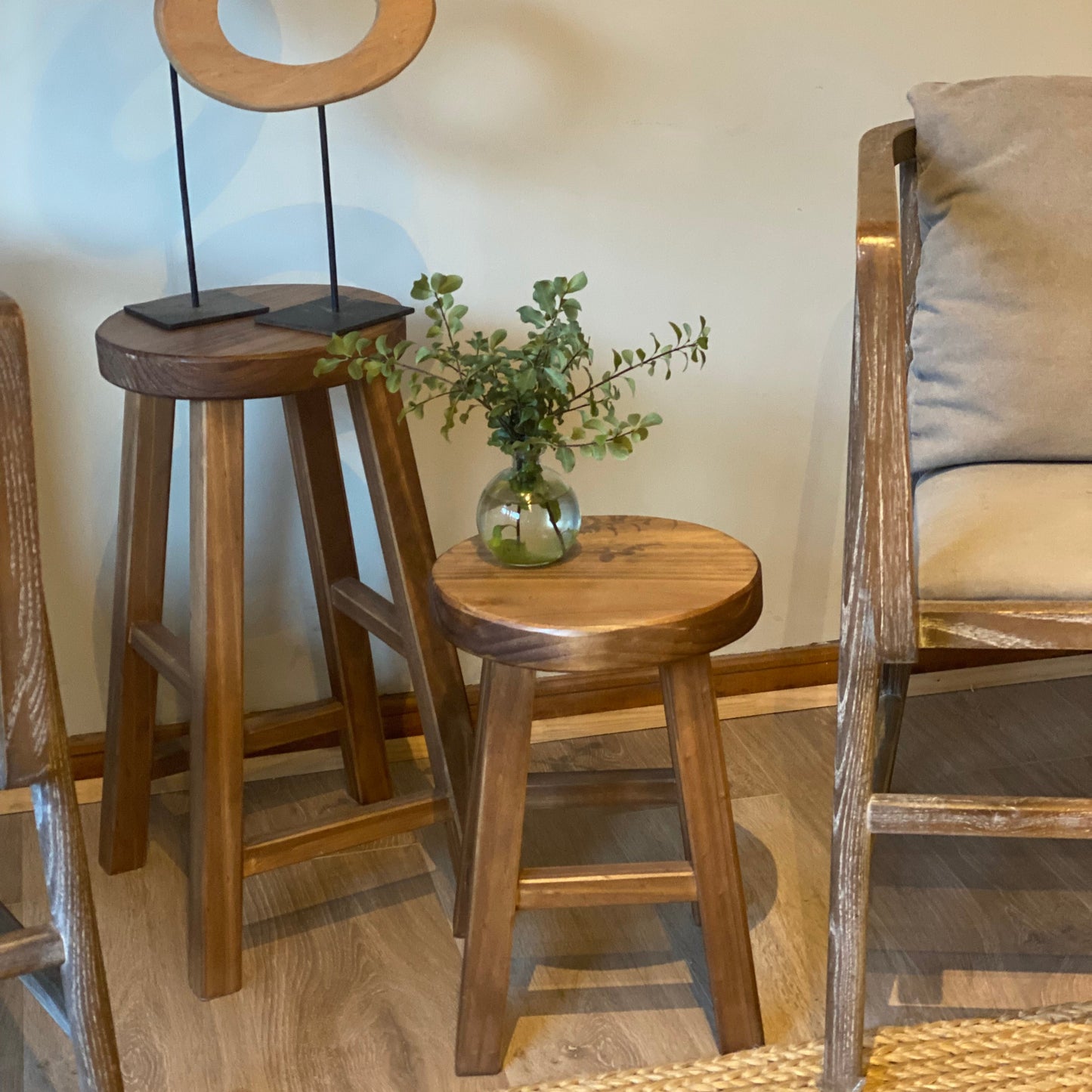 Pedestal decorativo de madera con base redonda para decoración del hogar
