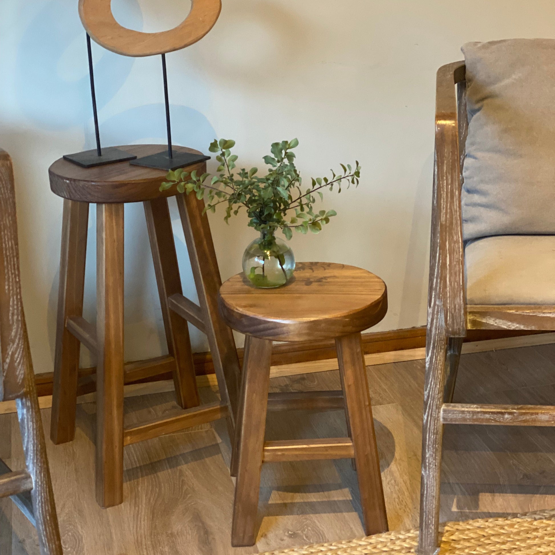 Pedestal decorativo de madera con base redonda para decoración del hogar