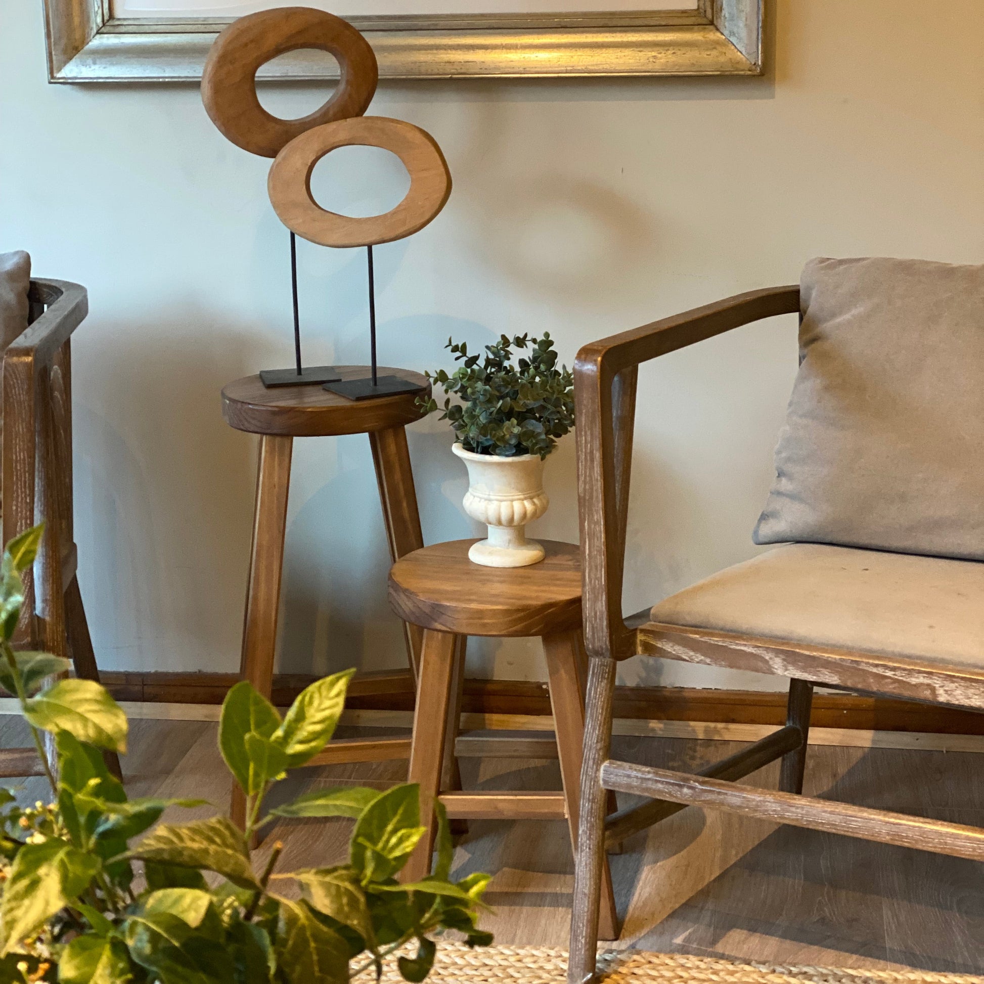 Pedestal de madera con base redonda para decorar mesas o rincones