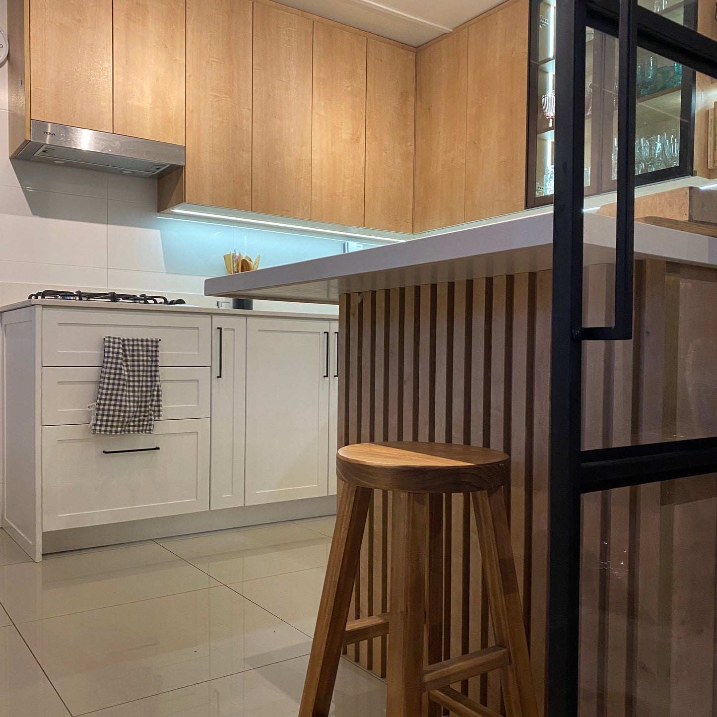 Piso de madera con base redonda para decoración y uso como asiento