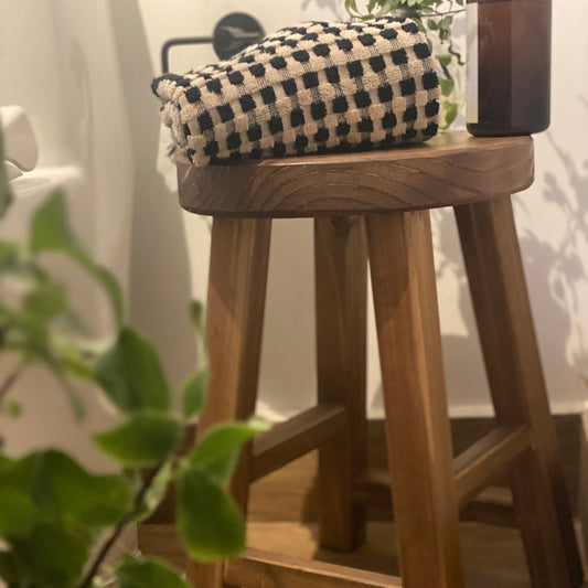 Piso de madera con base redonda que también puede usarse como pedestal decorativo Keiki