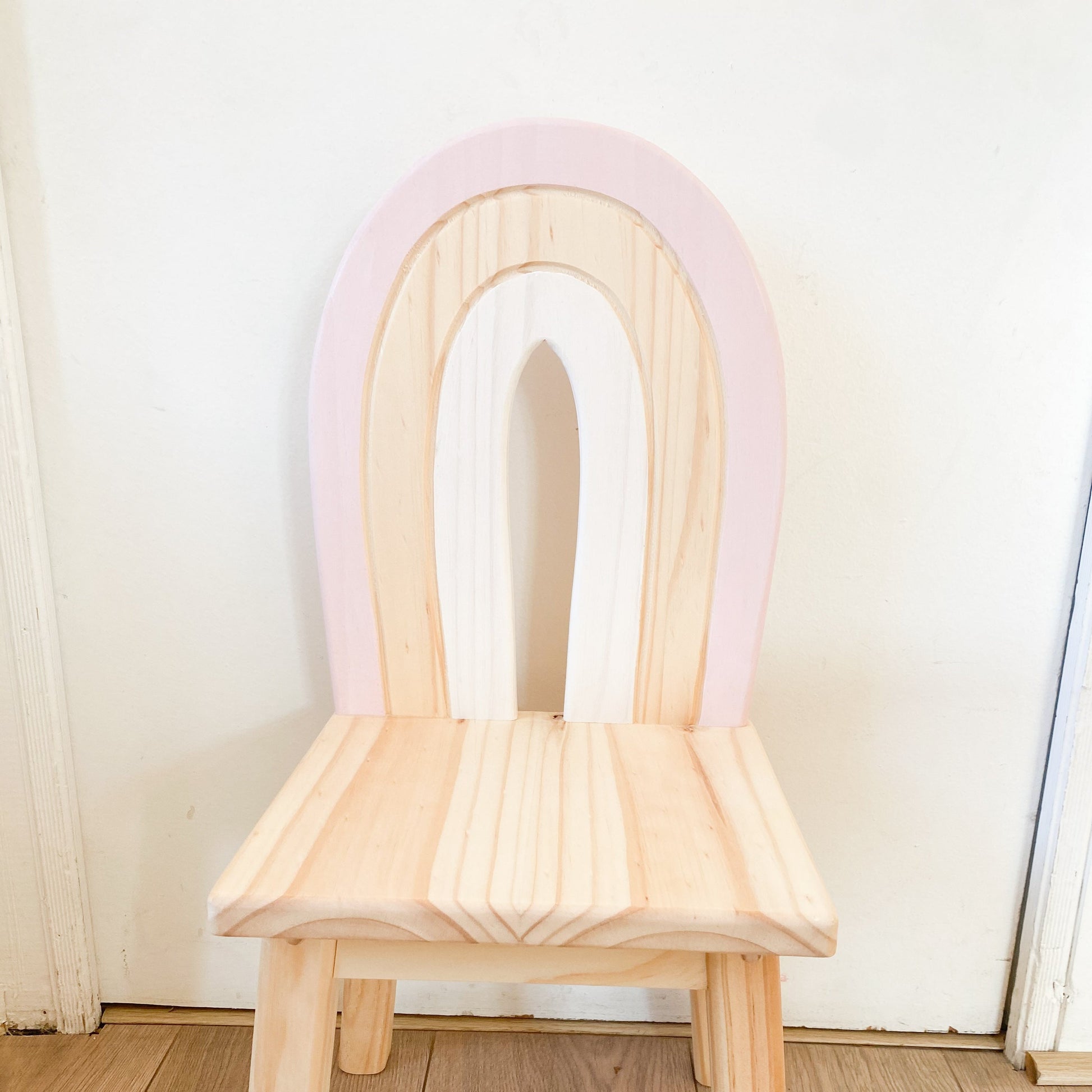 silla de madera con forma de arcoíris 