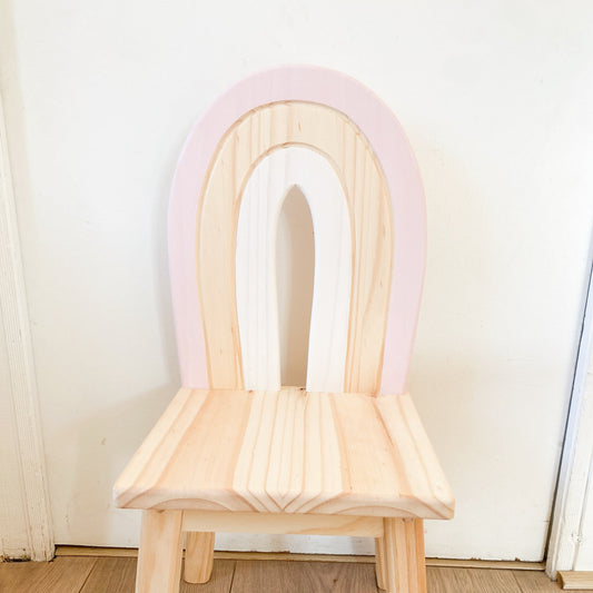 silla de madera con forma de arcoíris 