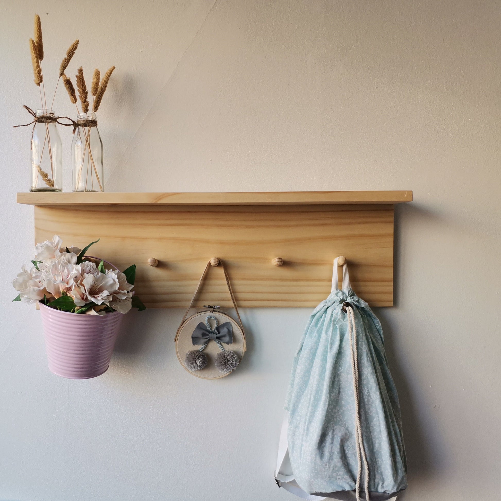repisas de madera infantil para colgar y poner decoración en el estante 